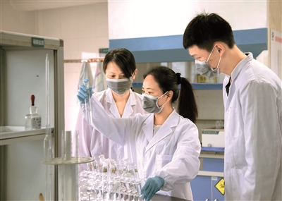 十八年的化验工作,陈洪霞培养出一批优秀化验员